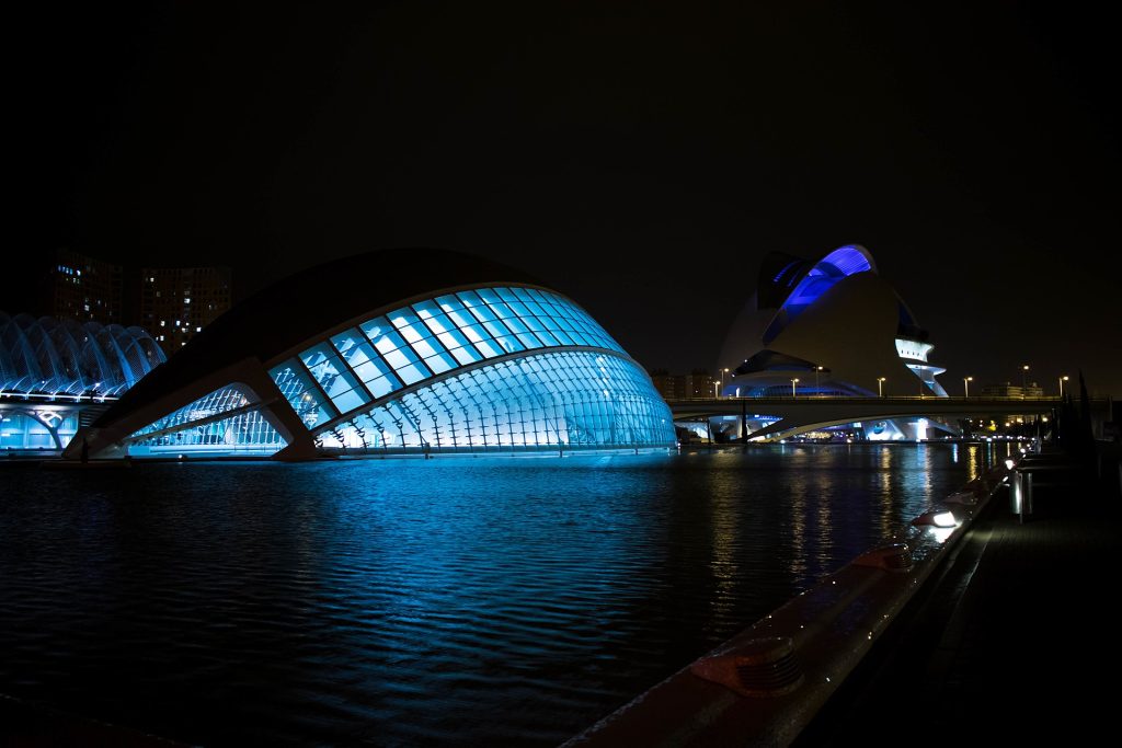 Nightwalk to the City of Arts and Sciences (Valencia) - Spain Paseo hacia la ciudad de las artes y las ciencias