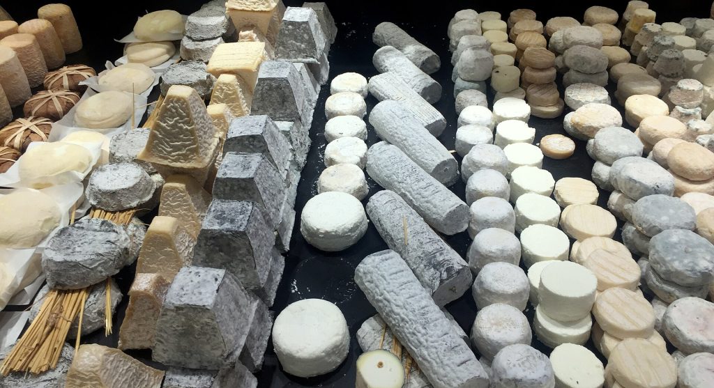 Halles de Lyon-Paul Bocuse - étal fromages