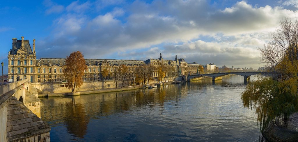 Seine et Musée du Louvre Paris
