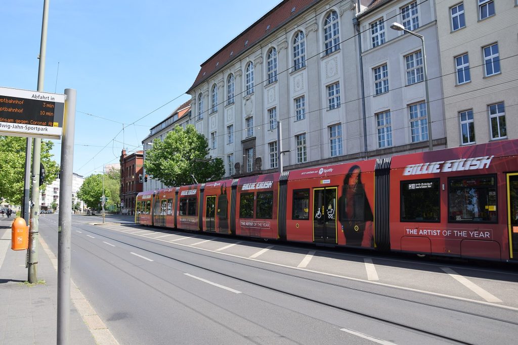 Straßenbahnhaltestelle Friedrich-Ludwig-Jahn-Sportpark in Berlin-Prenzlauer Berg