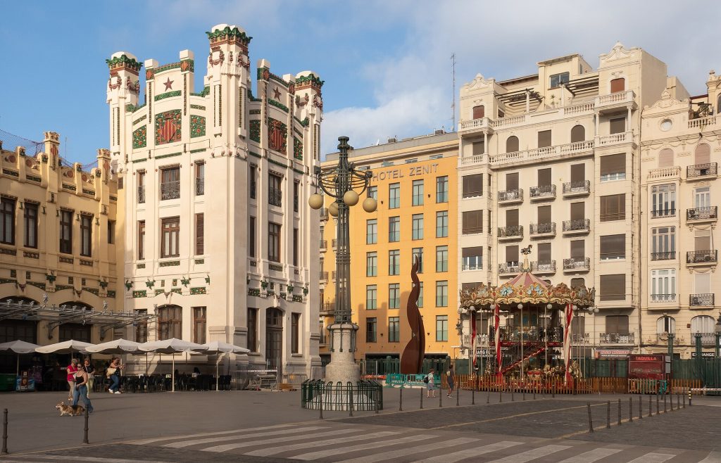 Valencia-Ciutat Vella, zicht op Carrer de Bailèn bij Estacio del Norte IMG 2478 2026-08-22 09.21